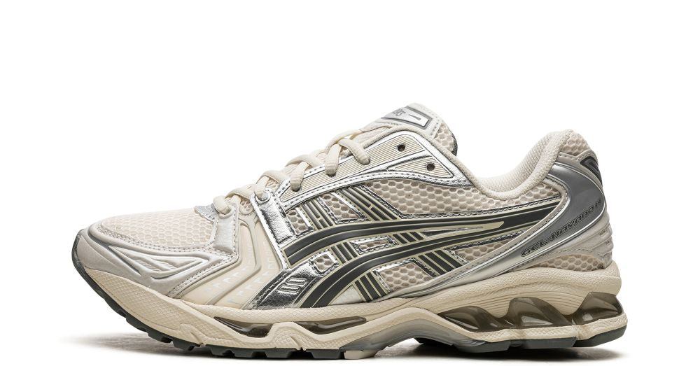 ASICS GEL-KAYANO 14 Birch Dark Pewter – oldalnézet, világos mesh és fémes overlay