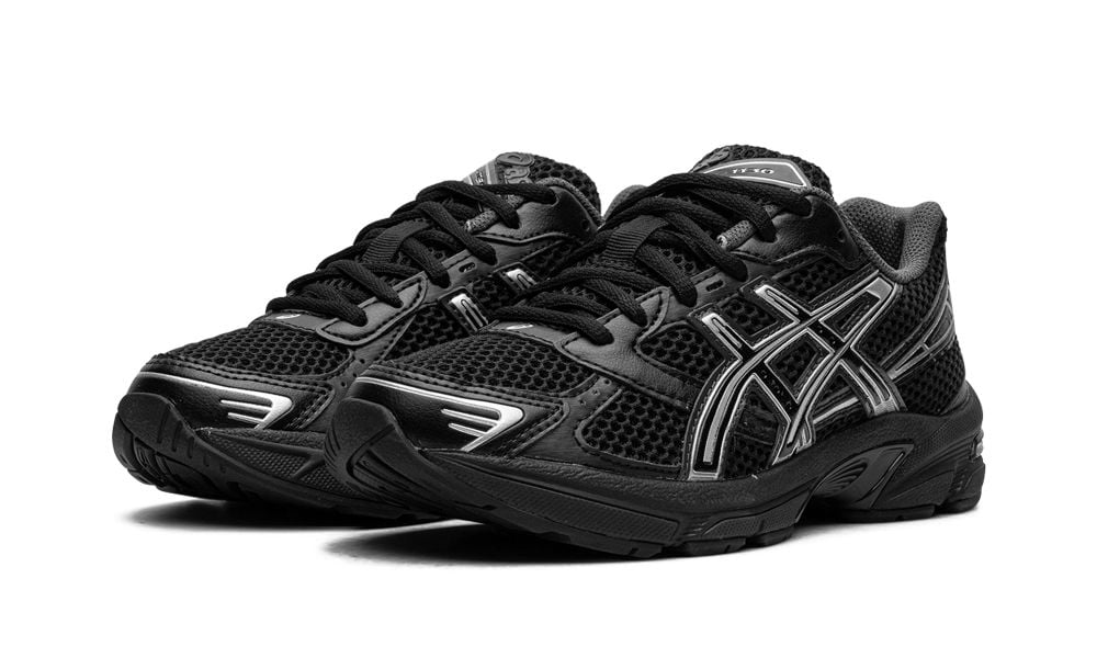 ASICS GEL-1130 Black Pure Silver – elölnézet, orr rész és fűzőpanel
