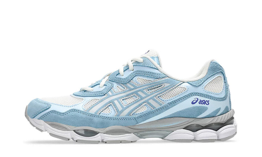 ASICS GEL-NYC Cream Arctic Sky – oldalnézet, krémszínű mesh és világoskék overlayek.