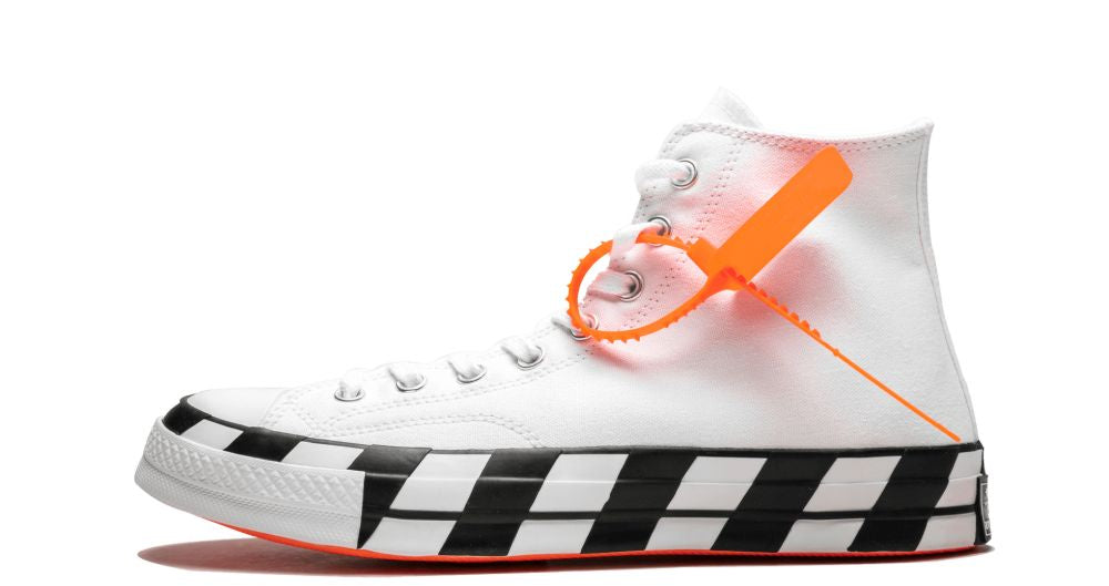 Converse Chuck Taylor All-Star 70 Hi Off-White – oldalnézet, fehér vászon felsőrész és figyelmeztető szalag mintás talp