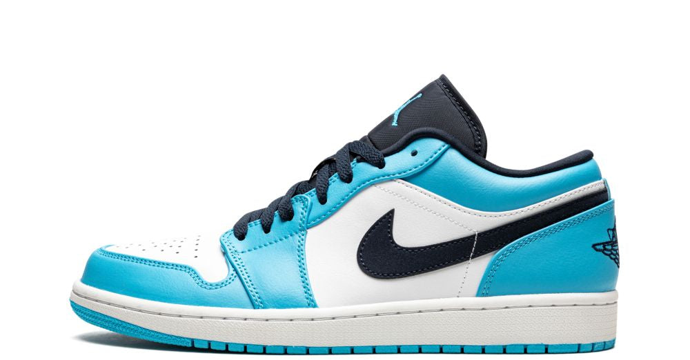 Air Jordan 1 Low “UNC” – oldalnézet, fehér bőr és világoskék overlay-ek