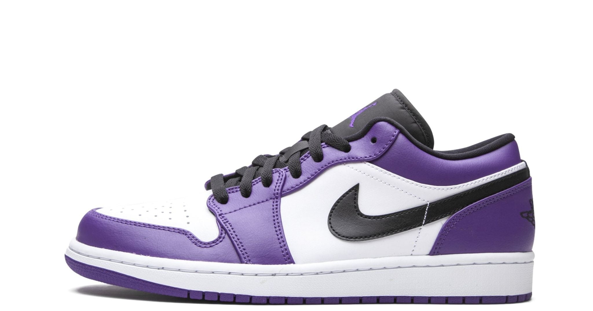 Jordan 1 Low Court Purple White – oldalnézet, lila és fehér bőr panelek fekete Swoosh-sal.