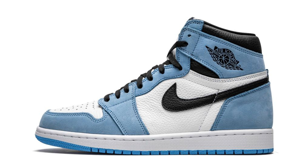 Air Jordan 1 Retro High OG “University Blue” – oldalnézet, fehér bőr és világoskék overlay-ek