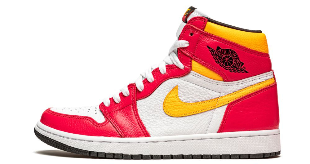 Air Jordan 1 High Light Fusion Red – oldalnézet, fehér bőr és piros overlay