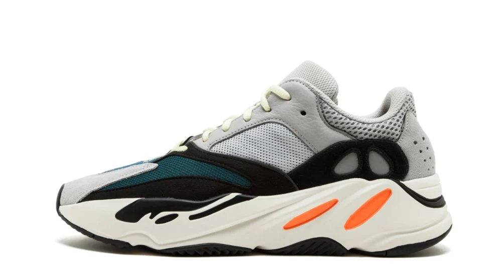 adidas Yeezy Boost 700 Wave Runner – oldalnézet, szürke mesh és kék/türkiz alábélelés