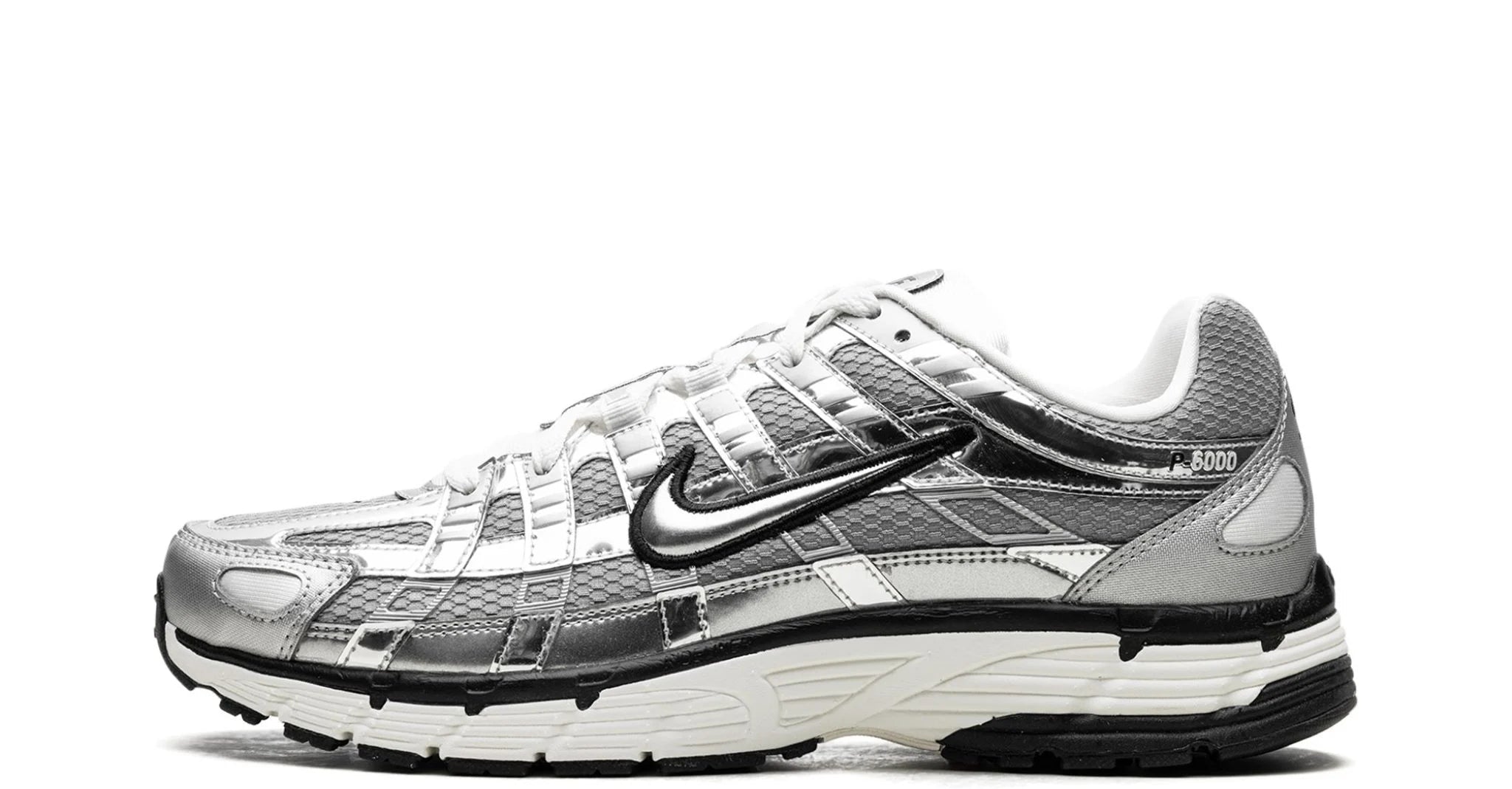 Nike P-6000 Metallic Silver – oldalnézet, fémes ezüst felsőrész és fekete részletek.