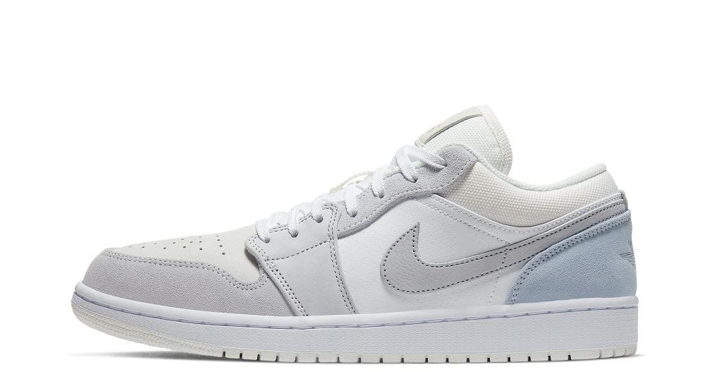Air Jordan 1 Low Paris – oldalnézet, fehér alap és szürke overlayek