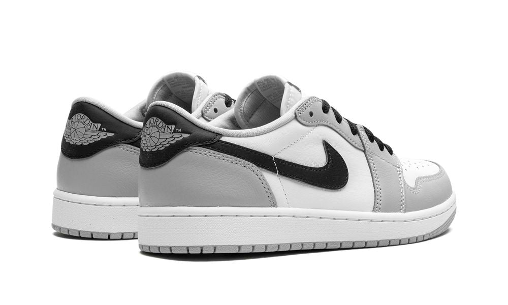 Jordan 1 Low Barons – hátulnézet, sarok és Wings logó