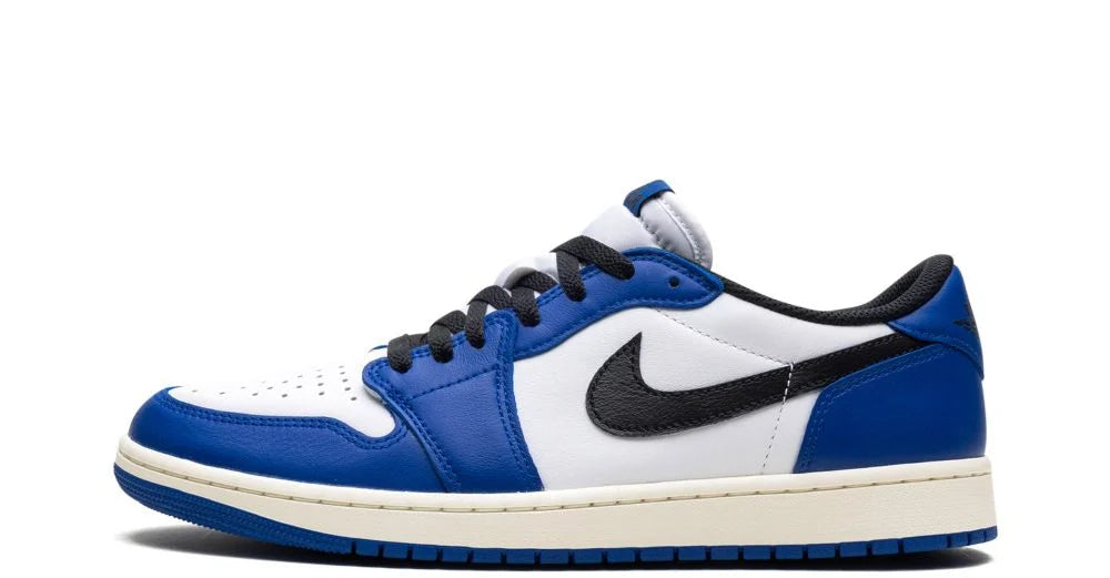 Air Jordan 1 Low Game Royal – oldalnézet, fehér alap és Game Royal overlayek