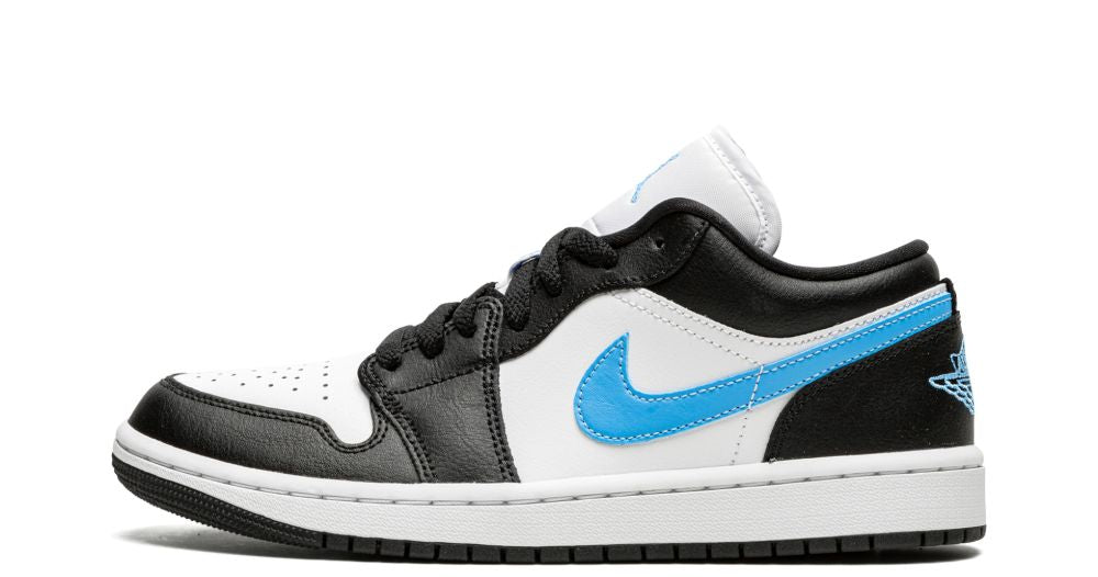 Air Jordan 1 Low “Black / University Blue / White” – oldalnézet, fehér bőr és fekete overlay-ek
