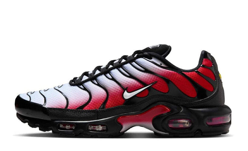Nike Air Max Plus Pure Platinum University Red Black White – oldalnézet, ezüst-fehér mesh és fekete overlay