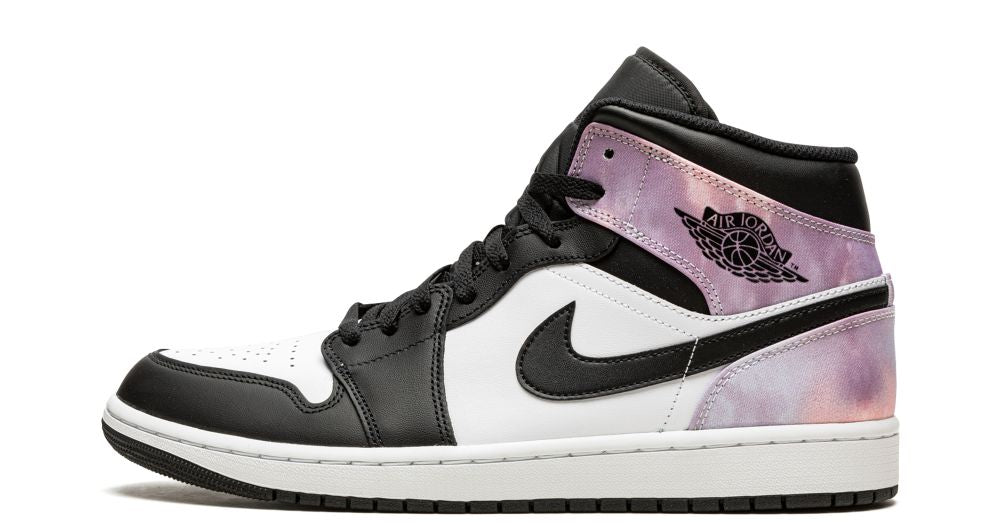 Air Jordan 1 Mid SE “Zen Master” – oldalnézet, fekete-fehér alapszín és tie-dye sarokrész