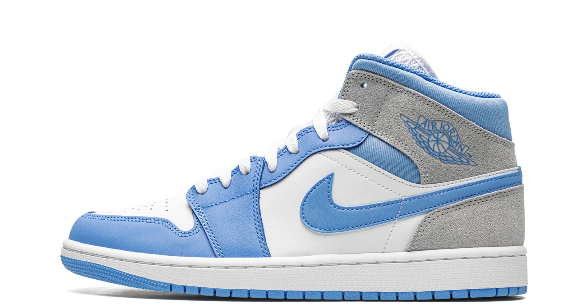 Jordan 1 Mid University Blue Grey – oldalnézet, fehér és világoskék bőr panelek.