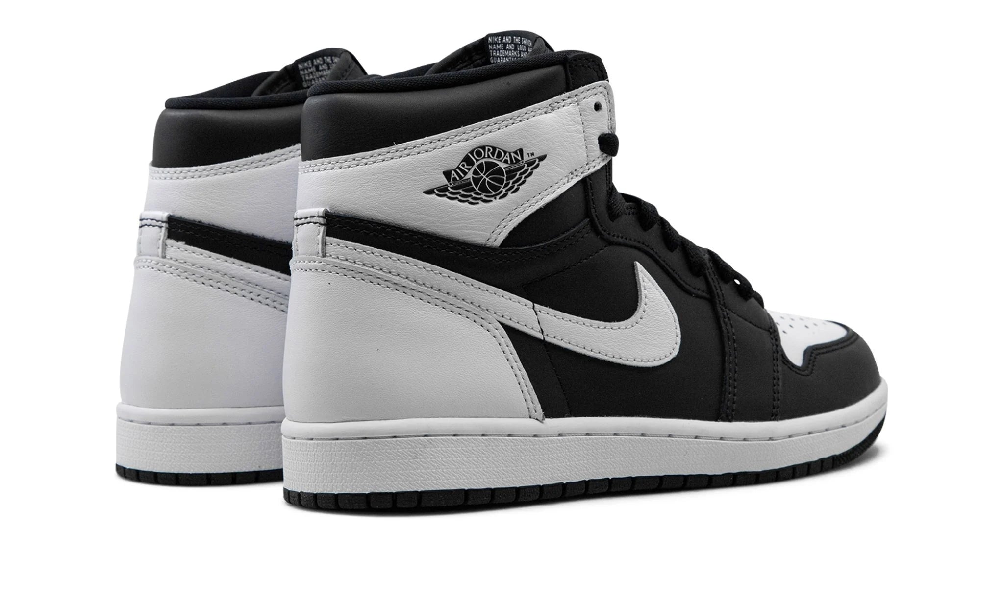 Air Jordan 1 Retro High OG “Black/White” – hátulnézet, bokarész „Wings” logóval