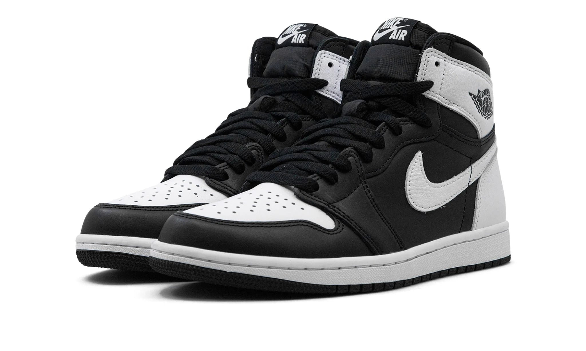 Air Jordan 1 Retro High OG “Black/White” – elölnézet, fehér orrpanel és fekete ráhúzások