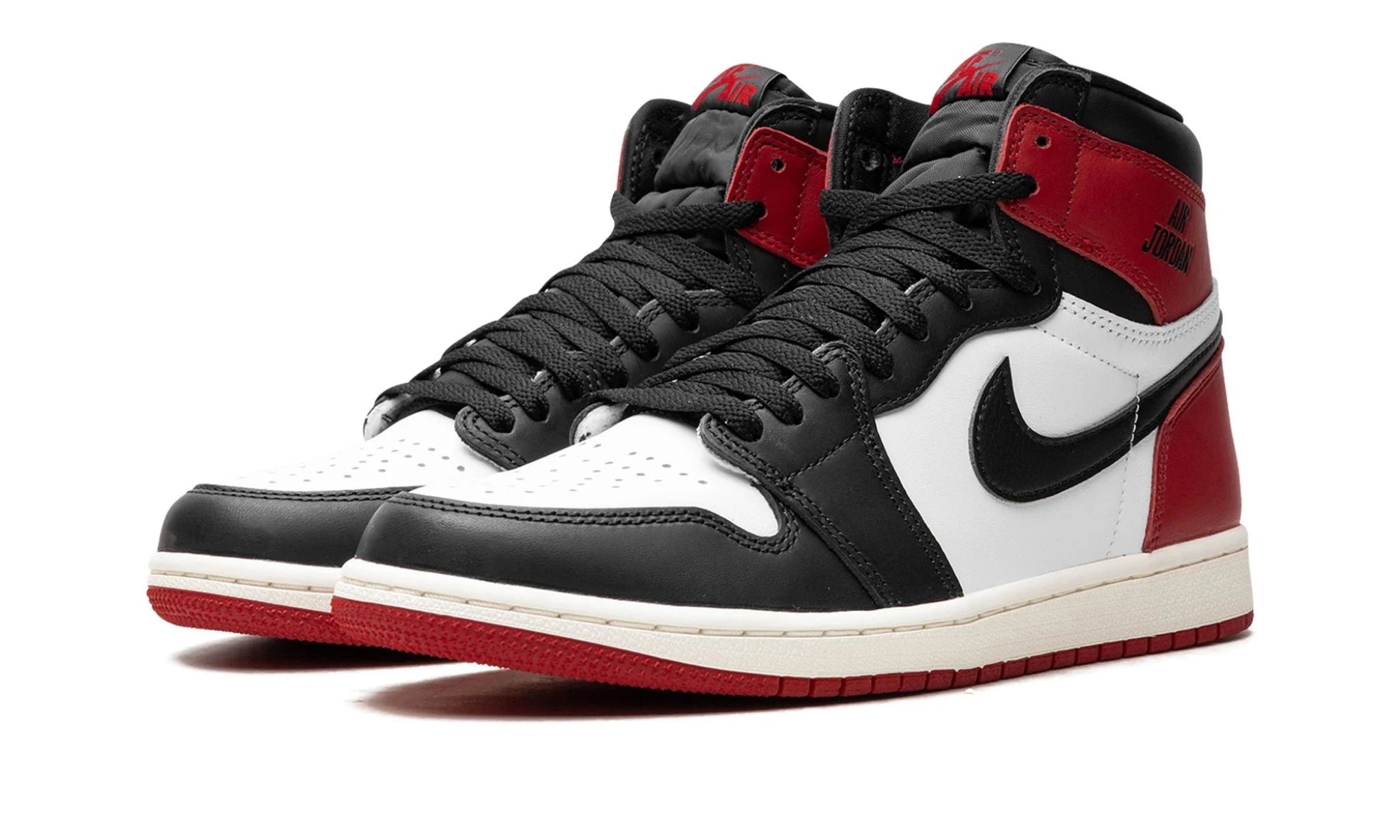Jordan 1 High Black Toe Reimagined – elölnézet, perforált toe és fűzőrész