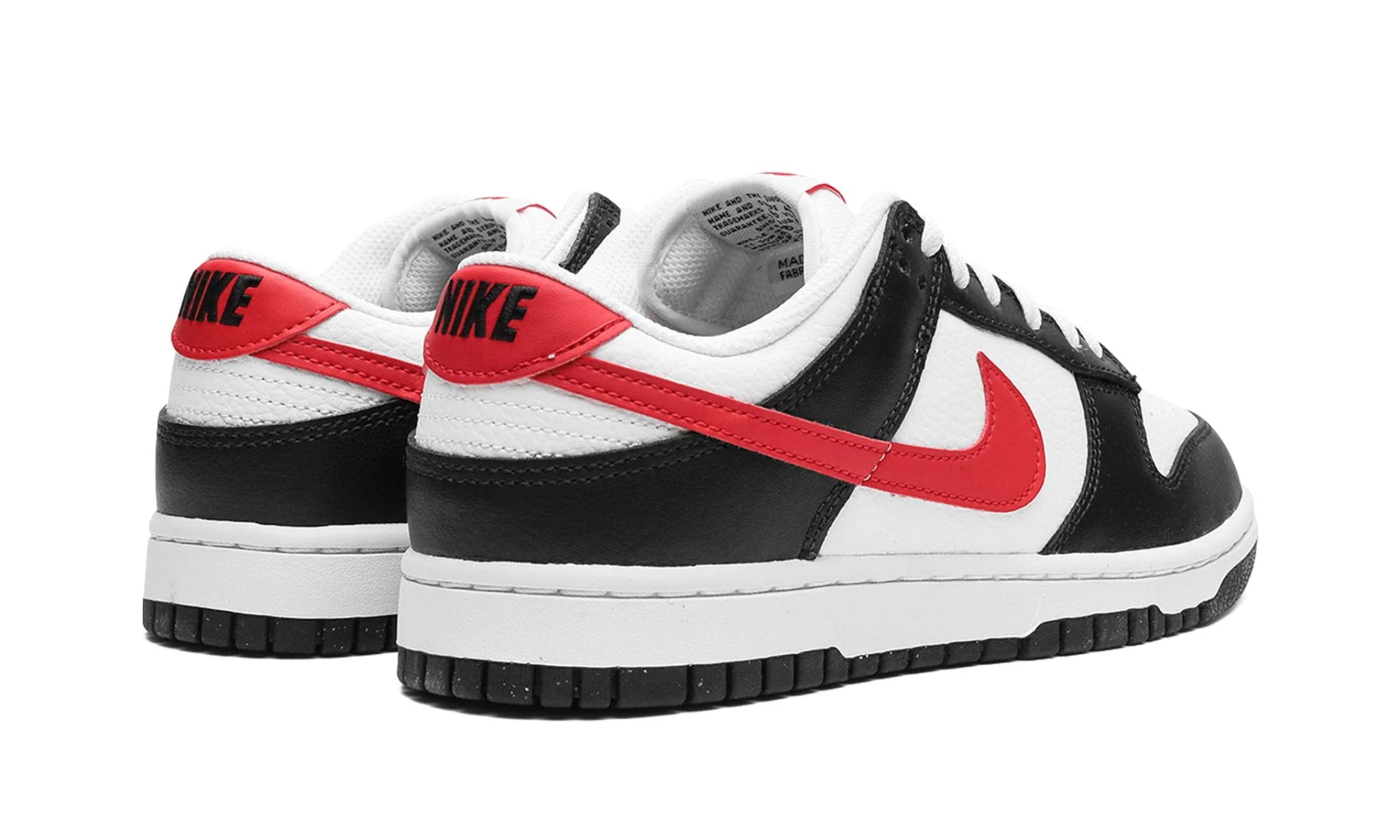 Nike Dunk Low Retro Red Swoosh Panda – hátulnézet, piros sarokrész és fekete talp  