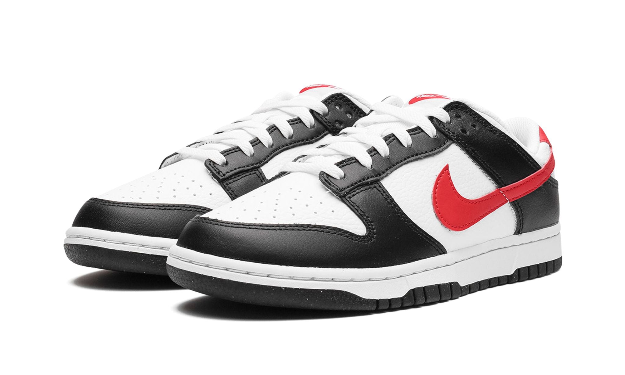 Nike Dunk Low Retro Red Swoosh Panda – elölnézet, fekete és fehér bőr részletek  