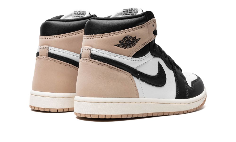 Air Jordan 1 Retro High OG “Latte” – hátulnézet, Legend Medium Brown sarokrész és fekete talp