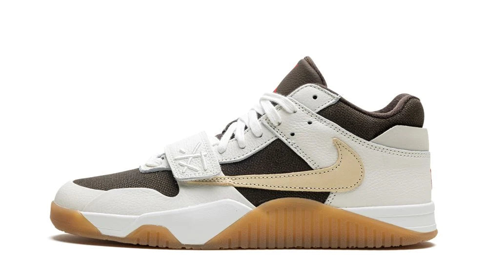 Air Jordan Jumpman Jack TR “Travis Scott Sail” – oldalnézet, sötétbarna vászon és törtfehér bőr részletek