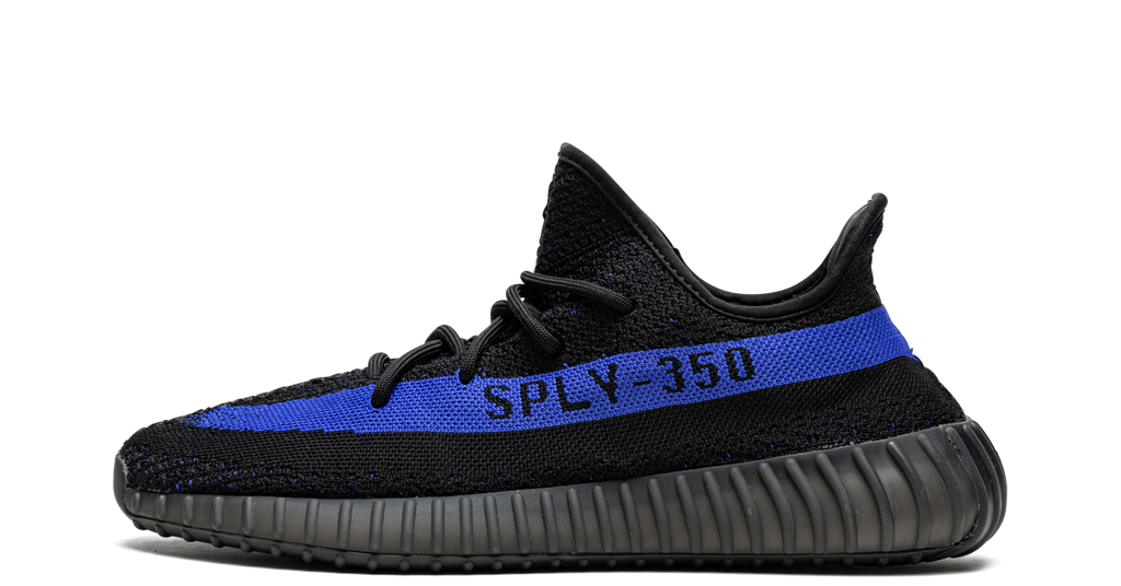 Yeezy Boost 350 V2 Dazzling Blue – oldalnézet, fekete felsőrész és kék “SPLY-350” csík