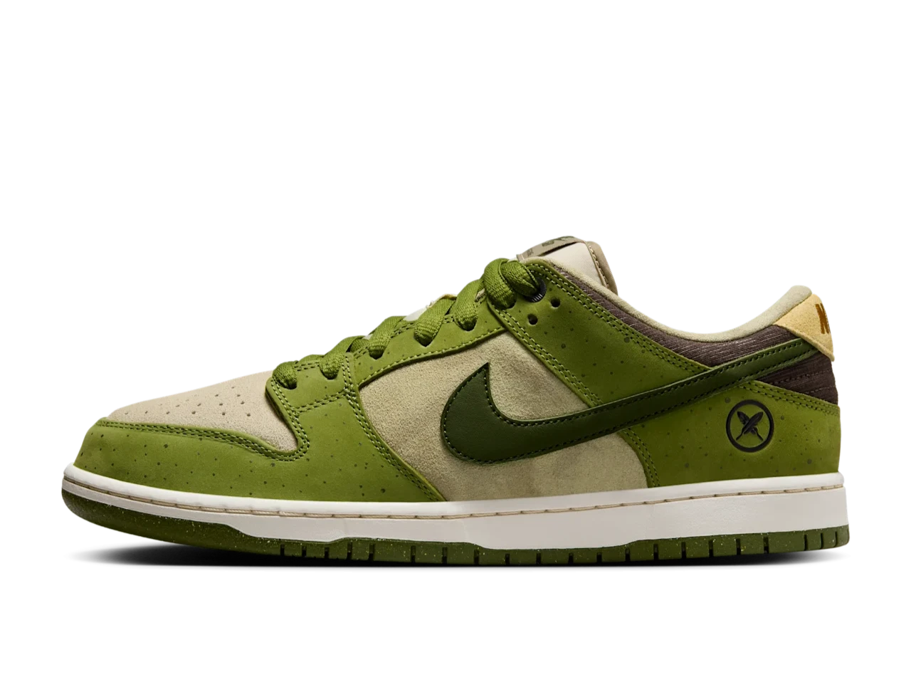 Nike SB Dunk Low Yuto Horigome Matcha – oldalnézet, khaki-zöld velúr és zöld overlay részlet.