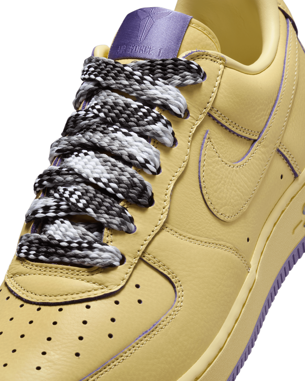 Nike Air Force 1 Low Protro “Mamba Mentality” – közeli kép, arany bőr és Mamba-részletek
