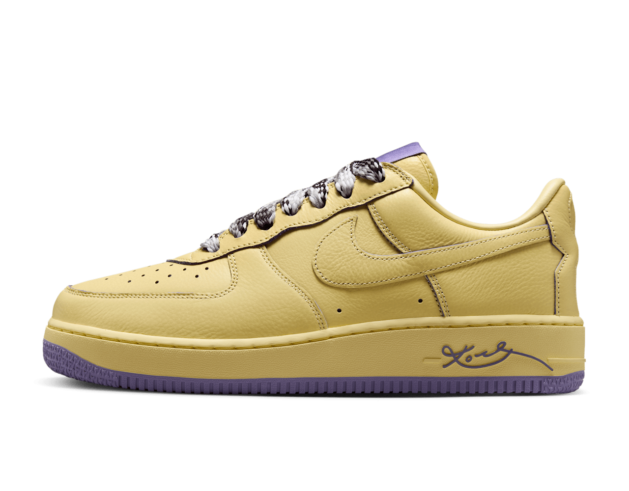 Nike Air Force 1 Low Protro “Mamba Mentality” – oldalnézet, aranysárga bőr és fekete részletek