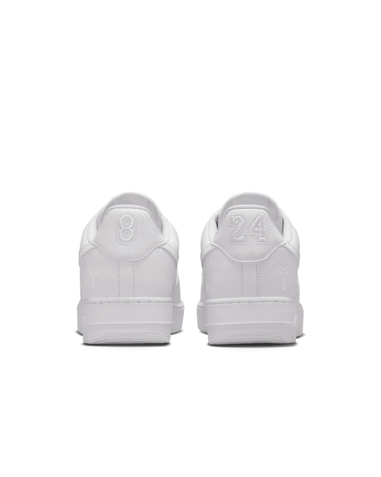 Nike Air Force 1 Low “Kobe Bryant Forever” – hátulnézet, sarkon “Forever” motívum arany díszítéssel