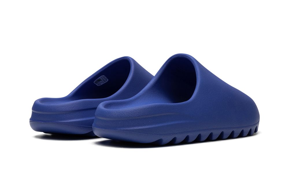 adidas Yeezy Slide Azure – hátulnézet, talp és kék szín