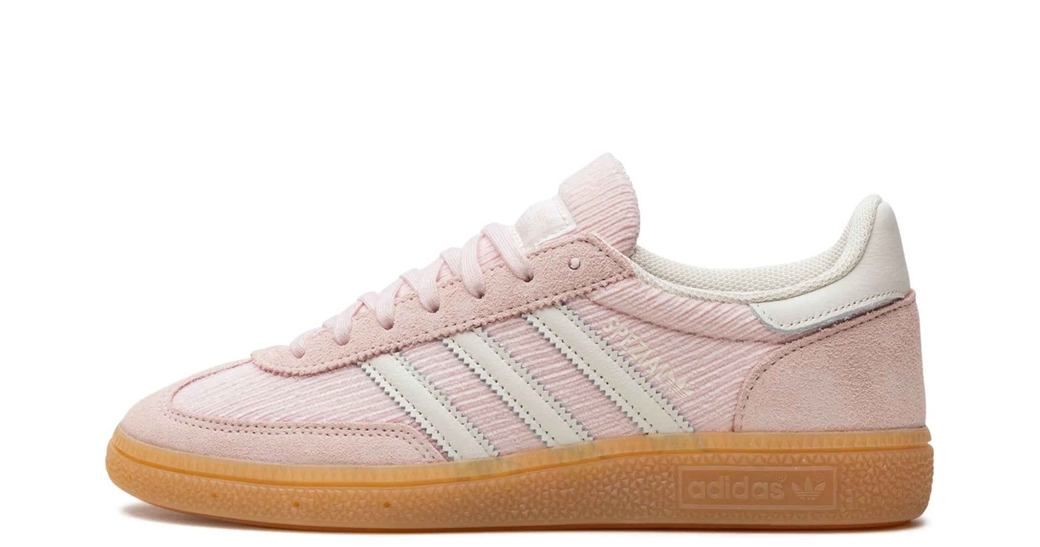 adidas Handball Spezial Sandy Pink – oldalnézet, rózsaszín velúr felsőrész és fehér csíkok.