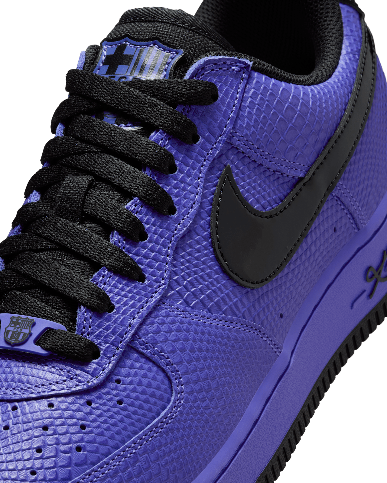 Nike Air Force 1 Low Protro Kobe Bryant x FC Barcelona “Persian Violet” – közeli kép, prémium bőr textúra és arany Swoosh