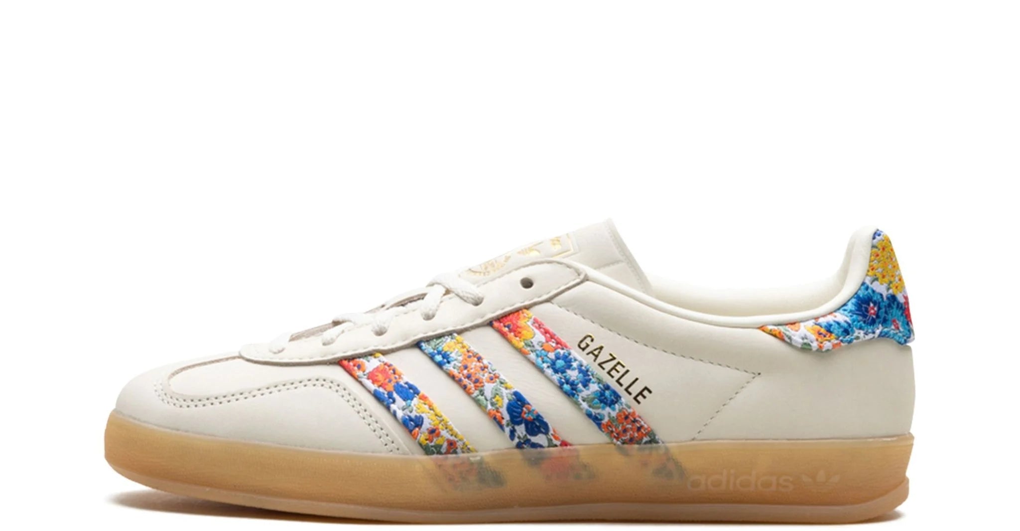 adidas Gazelle Indoor x Liberty London „Floral Embroidery Stripes” – oldalnézet, krémszínű felsőrész és virágos hímzett csíkok.