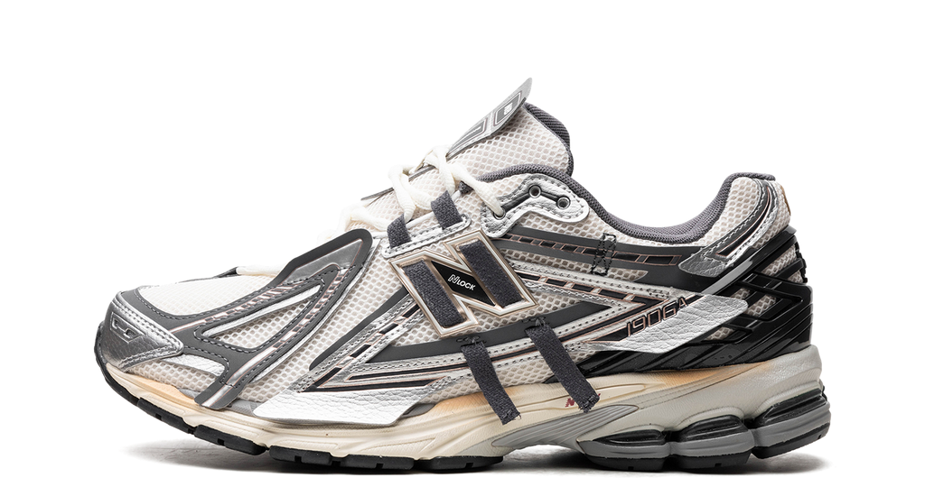 New Balance 1906A Tech Explosion – oldalnézet, ezüst hálós felsőrész és szürke részletek