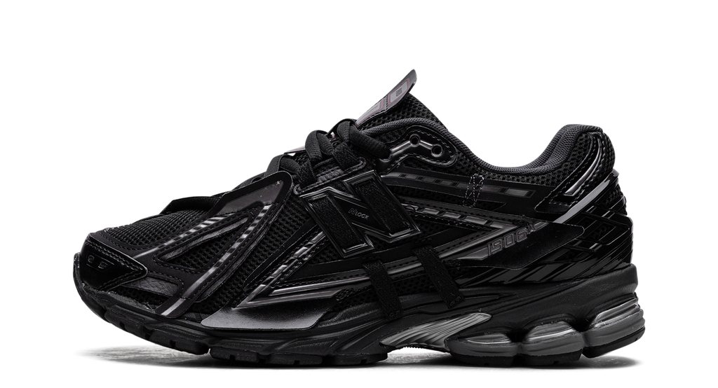 New Balance 1906A Black – oldalnézet, fekete mesh és sötét ezüst overlay-ek