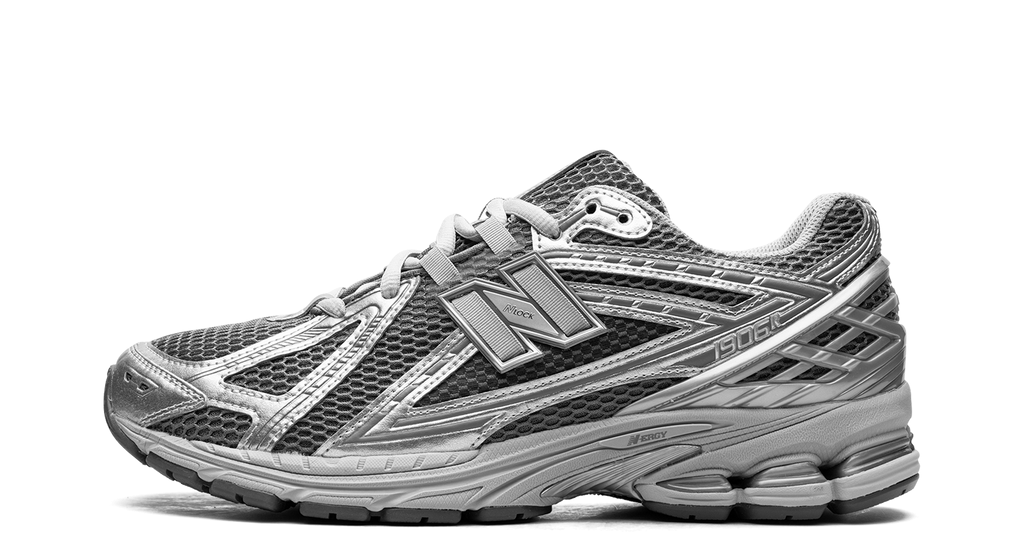 New Balance 1906R “Harbor Grey” – oldalnézet, sötétszürke mesh és ezüst overlay
