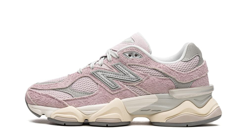 New Balance 9060 December Sky – oldalnézet, világos mesh és velúr panelok