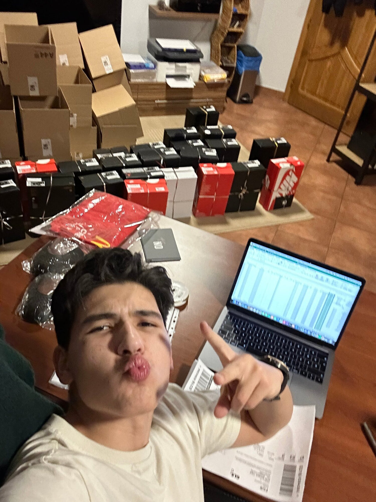 Péter Ádám szelfije a laptop, a cipősdobozok és a szállítási címkék mellett