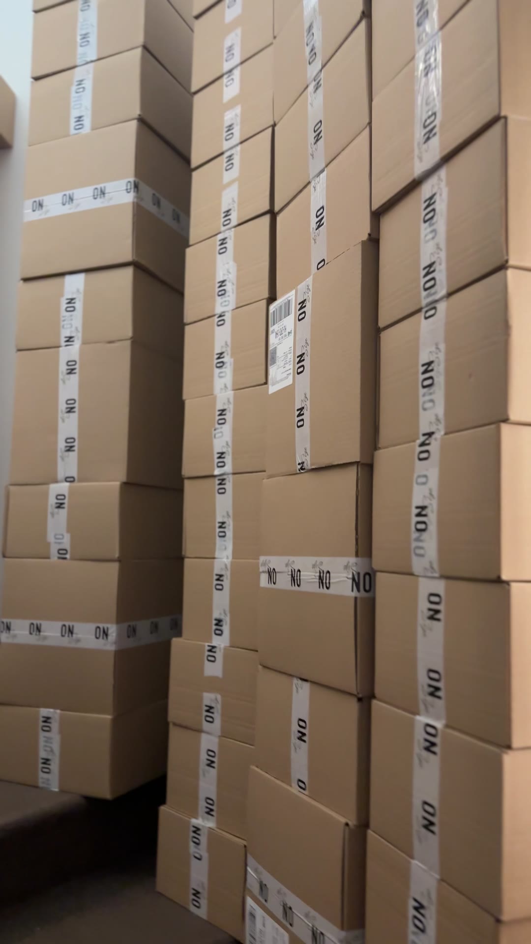 OnSize dobozok tornyai az első üzlet raktárában, a lépcsőn is